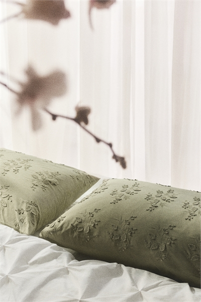 Хлопковая наволочка с вышитыми деталями артикул 1310847006