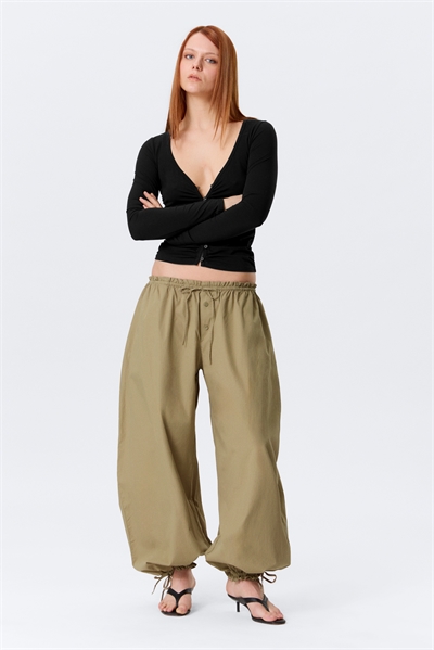 Брюки с низкой посадкой, рюшами и шнурком артикул 1322190001