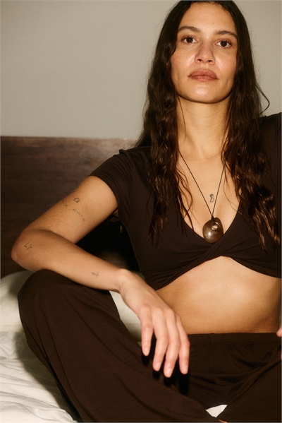 Спортивный топ с закрученными деталями и технологией SoftMove™ артикул 1338555001