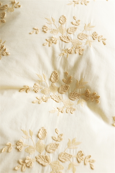 Хлопковая наволочка с вышитыми деталями артикул 1310847004