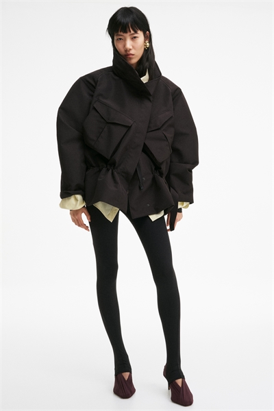 Куртка с капюшоном и баской артикул 1327101001