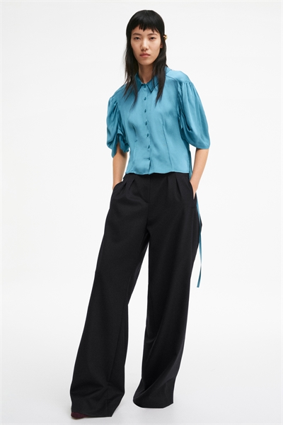 Блузка из атласа с буфетными рукавами артикул 1327969001