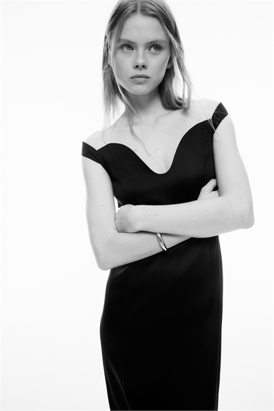 Приталенное платье с открытыми плечами артикул 1329410001