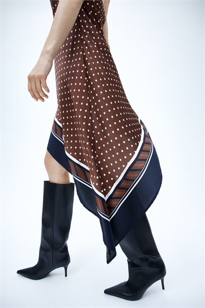 Асимметричное атласное платье с завязкой на шее артикул 1331831001