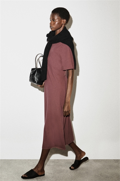 Платье-футболка средней длины с поясом артикул 1327018001