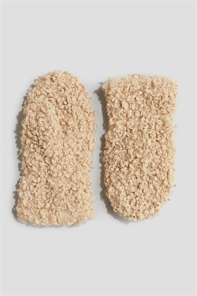 Пушистые варежки артикул 1207559004