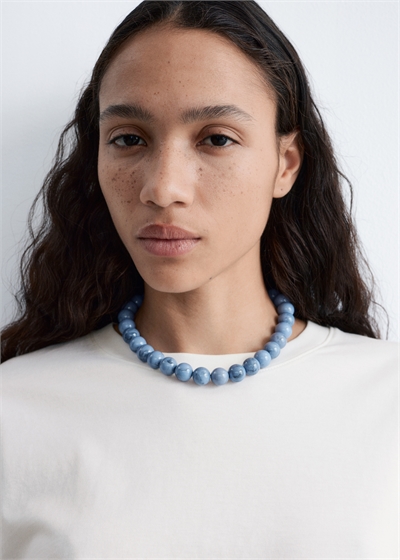 Короткое ожерелье из каменных бусин артикул 1149344014