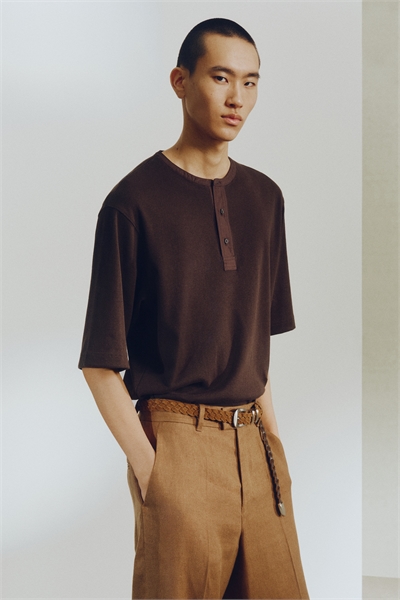 Свободный топ из смешанного льна с воротником-хенли артикул 1330279001