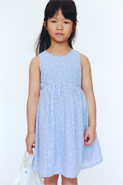 Платье с бантиком из сирсакера артикул 1334073001