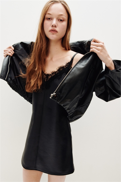 Платье на бретелях с кружевом артикул 1329782002