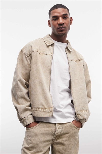 Свободная джинсовая куртка на молнии бежевого цвета артикул 155177645