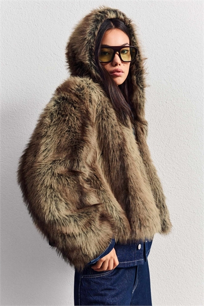 Куртка с капюшоном из искусственного меха артикул 152314626