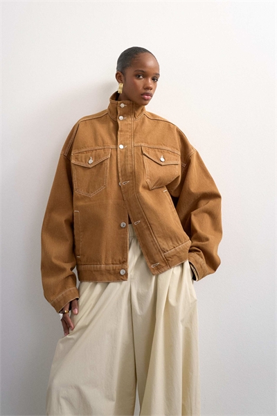 Джинсовая куртка с воротником-воронкой и эластичным подолом, табачного цвета артикул 155002330