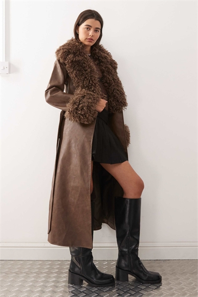 Тренч под кожу с воротником и манжетами из искусственного меха артикул 144136568