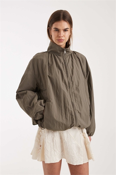 Спортивная куртка с широким полом в виде «пузыря» артикул 152621971