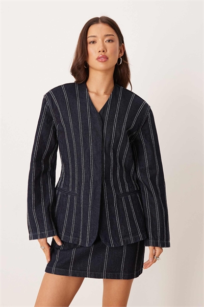 Блейзер из плотной джинсовой ткани темно-синего цвета в тонкую полоску с плечевыми накладками co-ord артикул 151965409