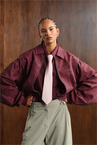 Эксклюзивная бомбер-куртка из кожи Vista с контрастной отстрочкой, винно-красного цвета артикул 148710452