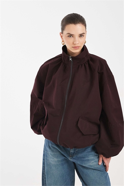 Бомбер с широким воротником-воронкой и расклешенным низом артикул 151899587