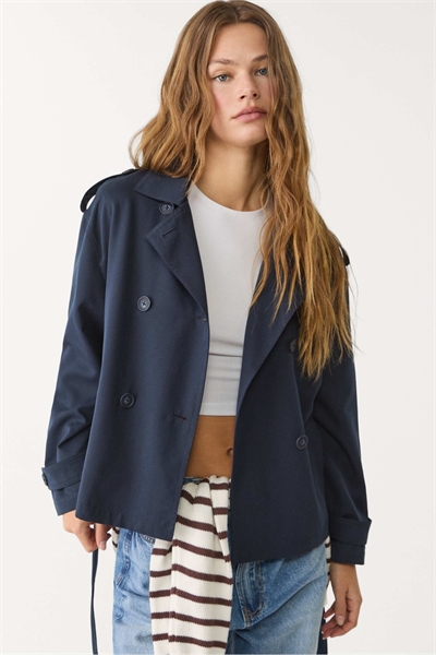 Укороченный тренч с ремнем артикул 148634792