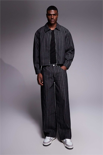 Свободные джинсы-багги с черными полосками артикул 153149879