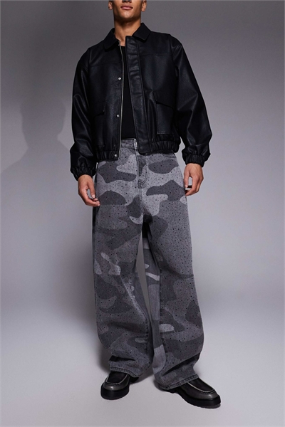 Джинсы с широкими брючинами, украшенные стразами, серого цвета с камуфляжным рисунком артикул 153149880