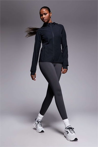 Водоотталкивающая куртка для бега облегающего кроя с капюшоном и карманами на молнии артикул 151100086