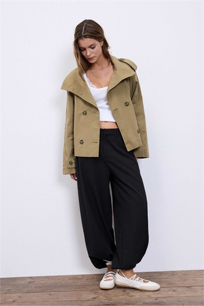 Тренч с высоким воротником и ремнем артикул 156166539