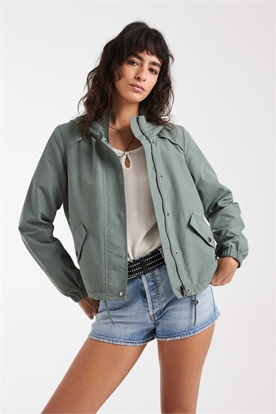 Короткий фестивальный дождевик с капюшоном и кулиской на подоле артикул 153813071