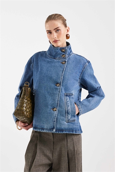 Короткая джинсовая куртка премиум-класса с мягкими пуговицами спереди артикул 153991976