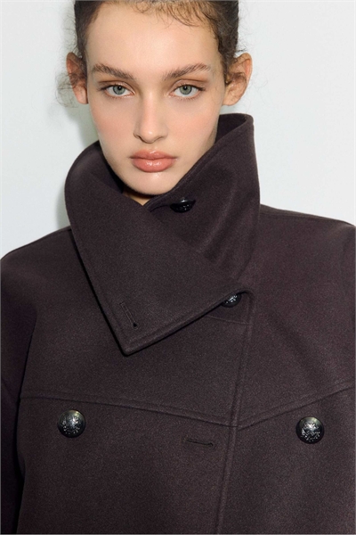 Мягкая куртка с высоким воротником коричневого цвета артикул 155321555