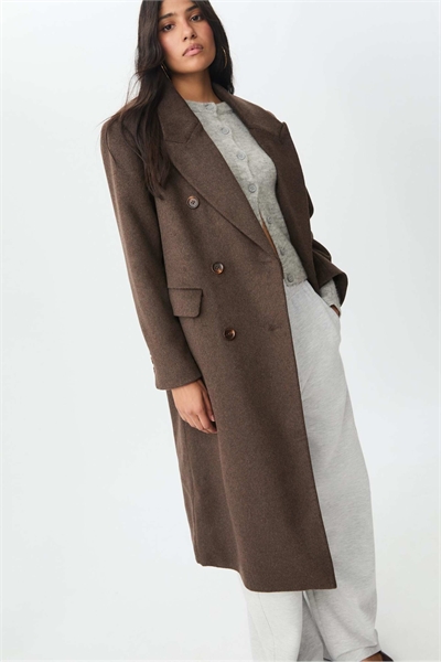 Длинное двубортное пальто коричневого цвета артикул 152830575
