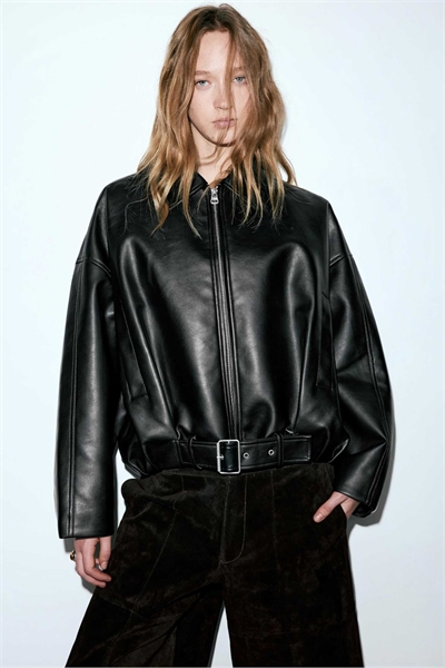 Куртка-бомбер с эффектом кожи артикул 151183451