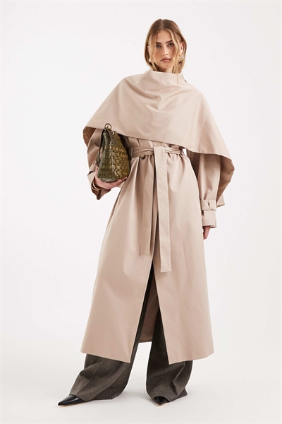 Тренч с акцентом на шарфе артикул 155119579