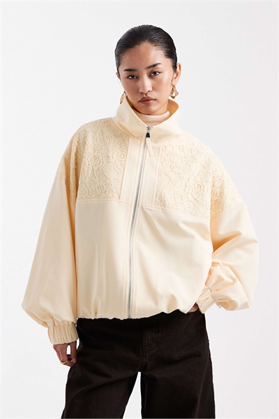 Спортивная куртка с кружевной вставкой и воротником-воронкой артикул 151337680