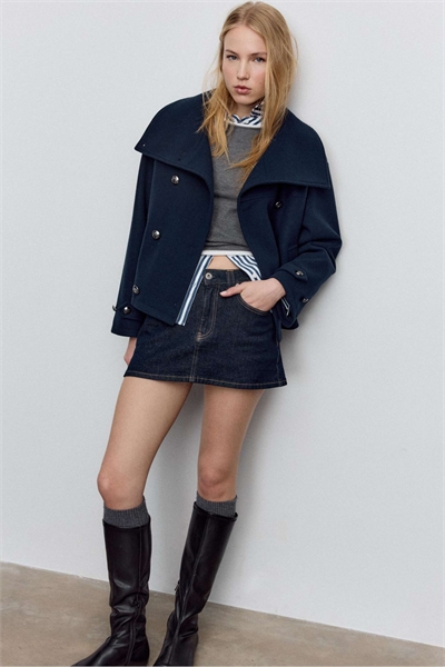 Мягкая куртка с высоким воротником и кроссовками темно-синего цвета артикул 155321508