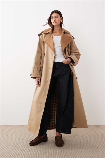 Двухцветный тренч с отложными лацканами и двойной застежкой артикул 146740551