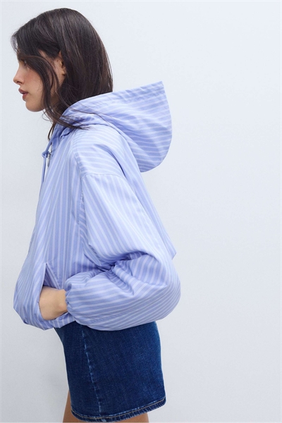 Базовая полосатая нейлоновая куртка с капюшоном небесно-голубого цвета артикул 156250909