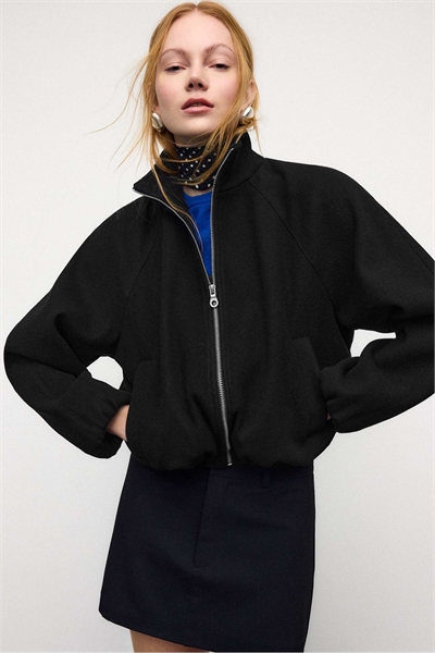 Бомбер из мягкой ткани черного цвета артикул 155426087