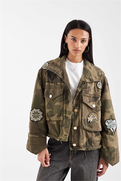 Куртка с камуфляжным принтом и воротником-воронкой из глинистого материала артикул 154766302