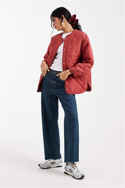 Стеганая легкая куртка гранатового цвета артикул 153489392