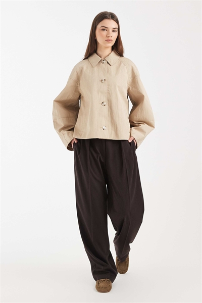 Короткий тренч с плиссировкой артикул 151220490