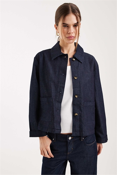 Джинсовая куртка прямого кроя с карманами на груди темно-синего цвета артикул 152906201