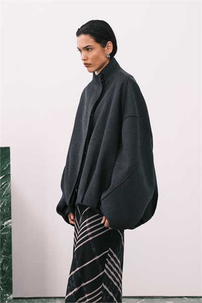 Короткое пальто премиум-класса с волнистым подолом артикул 149436625