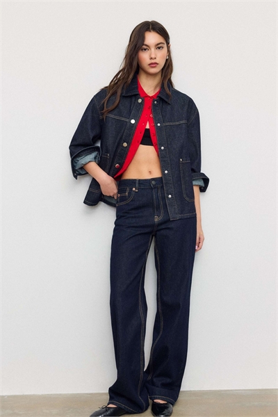Джинсовая куртка с карманами из промытого синего денима артикул 156088870