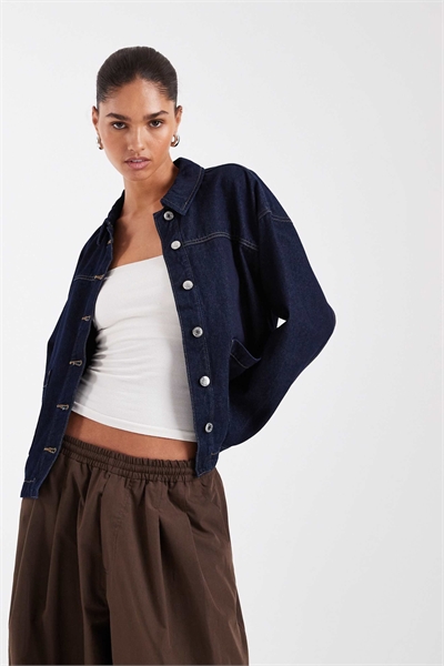 Джинсовая куртка с передними карманами темно-синего цвета артикул 153813074