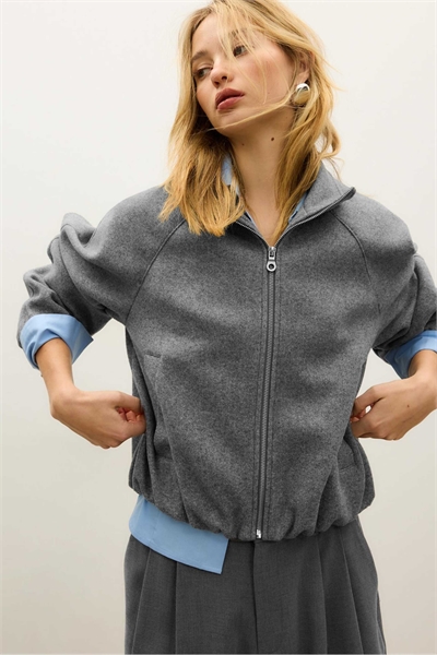 Бомбер из мягкой ткани темно-серого цвета артикул 154970118