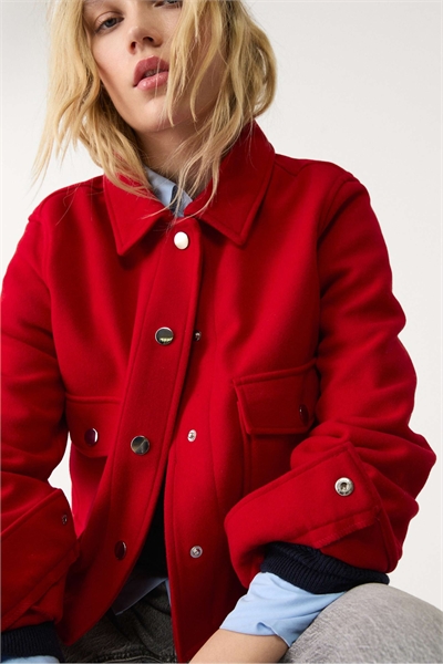 Мягкая короткая куртка красного цвета артикул 149135679