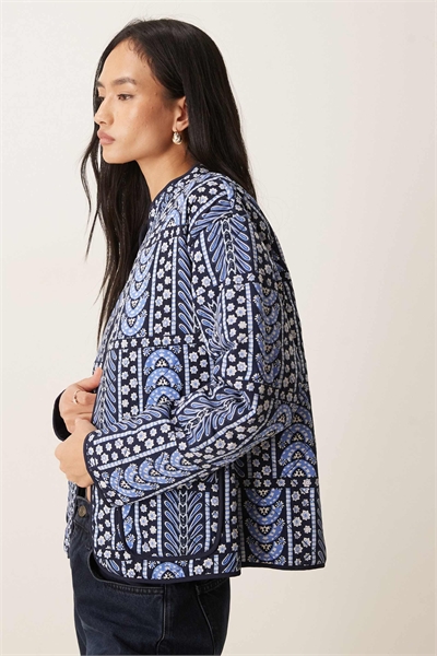 Печатная стеганая куртка из светло-голубого пэчворка артикул 152931566