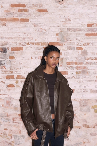 Оверсайз-куртка с эффектом кожи и воротником коричневого цвета артикул 155586602