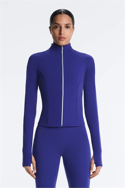 Легкая теплая техническая куртка кобальтового цвета артикул 155983249